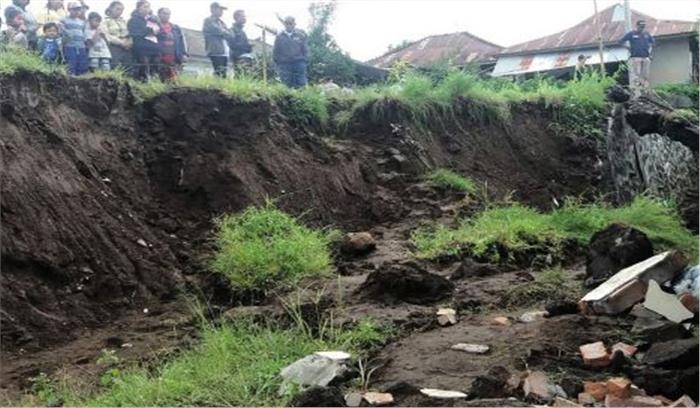 इंडोनेशिया के बाली द्वीप में भूस्खलन, पांच लोगों की मौत इंडोनेशिया के बाली द्वीप में भूस्खलन, पांच लोगों की मौत