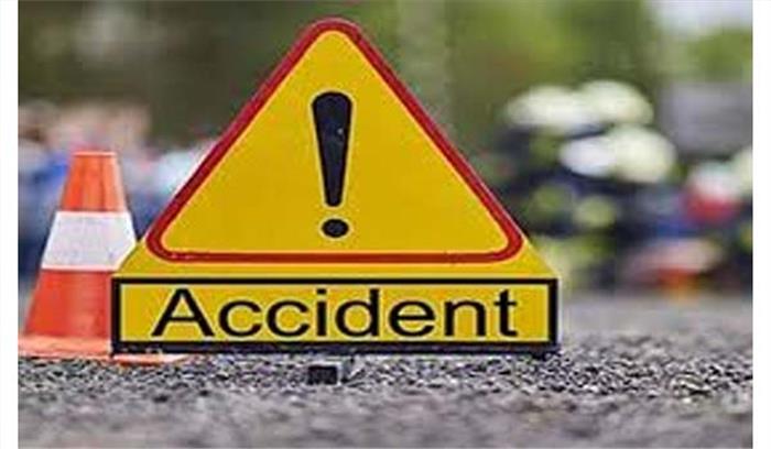 इंदौर-नागपुर बस पलटी, ड्राइवर की मृत्यु इंदौर-नागपुर बस पलटी, ड्राइवर की मृत्यु