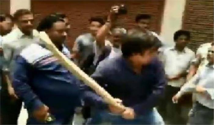 इंदौर : अफसरों को बल्ले से पीटने वाले भाजपा विधायक गिरफ्तार इंदौर : अफसरों को बल्ले से पीटने वाले भाजपा विधायक गिरफ्तार