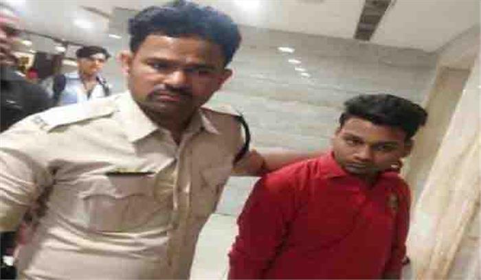 इंदौर के मॉल में गेम खेल रही मासूम से दुष्कर्म की कोशिश, आरोपी गिरफ्तार इंदौर के मॉल में गेम खेल रही मासूम से दुष्कर्म की कोशिश, आरोपी गिरफ्तार