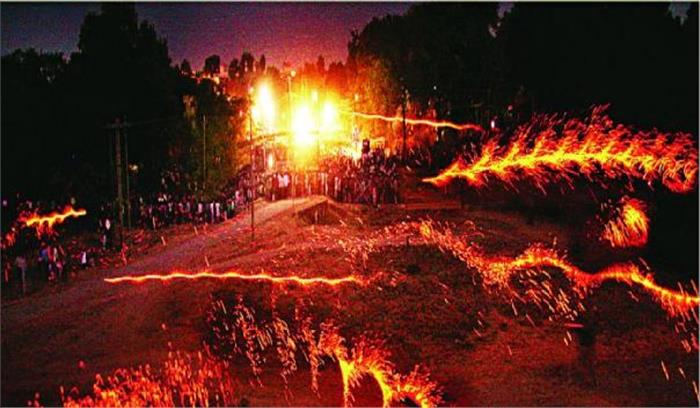 इंदौर में हिंगोट युद्ध जारी, 15 घायल