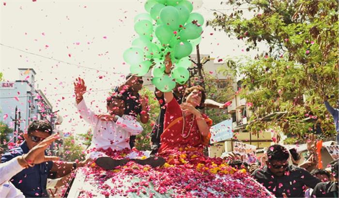 इंदौर में मोदी मोदी के नारे लगा रहे लोगों से प्रियंका ने मिलाया हाथ