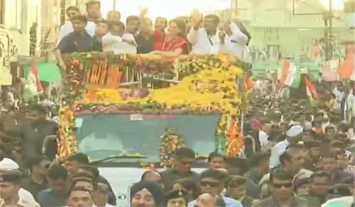इंदौर में प्रियंका के रोड शो में उमड़ी भारी भीड़