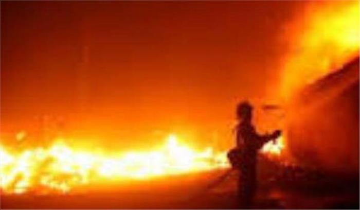 इंदौर के एक भवन में लगी आग इंदौर के एक भवन में लगी आग