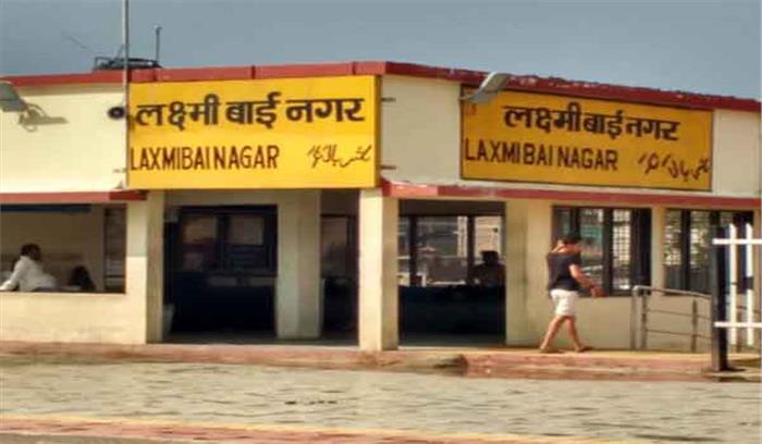 आक्रोशित यात्रियों ने लक्ष्मी बाई नगर रेलवे स्टेशन पर विरोध प्रदर्शन किया