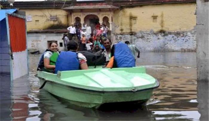 इंदौर की कई बस्तियों में भरा पानी, राहत और बचाव के लिए चलानी पड़ी नाव