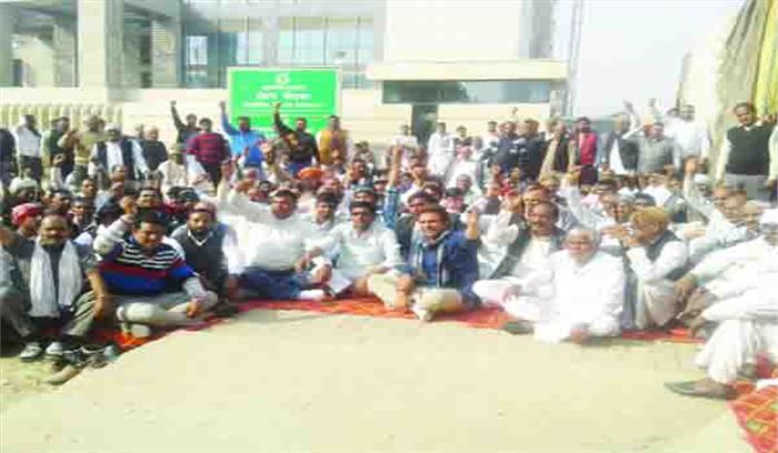 ग्रेनो प्राधिकरण पर दूसरे दिन किसानों का रहा कब्जा