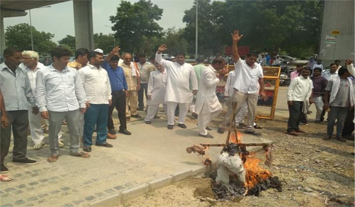 किसानों ने प्रदेश के औद्योगिक विकास मंत्री का पुतला फूंका