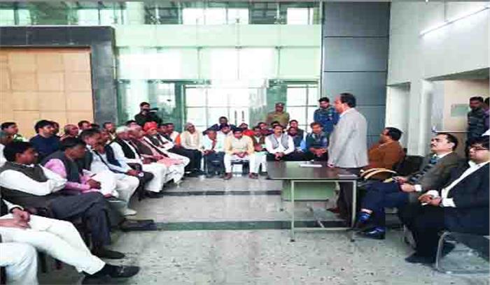 सीईओ से वार्ता के बाद किसानों का समाधान नहीं निकला