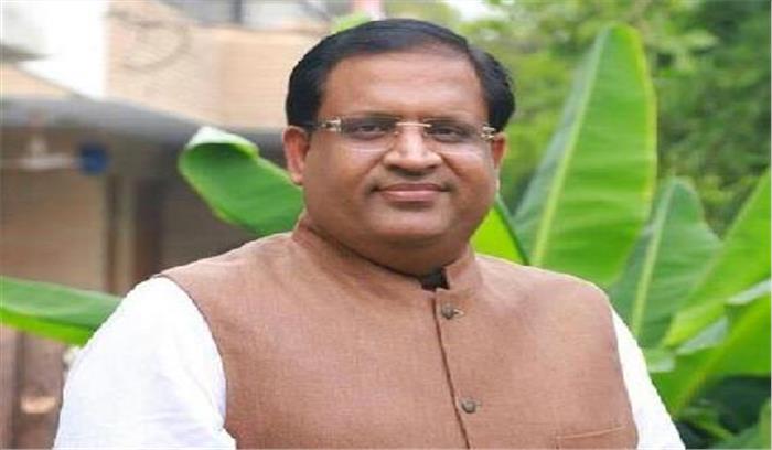 उद्योगमंत्री को चांदी का फरसा देकर सम्मानित किया