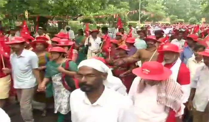 दिल्ली में मोदी सरकार के खिलाफ किसानों की रैली 