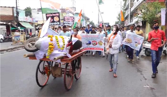 बढ़ती महंगाई के विरोध में कांग्रेस ने निकाली वाहन शव यात्रा