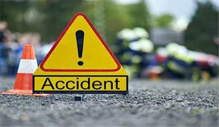 उत्तर प्रदेश :रोडवेज बस ने खड़े ट्रक में  मारी टक्कर , बारह घायल