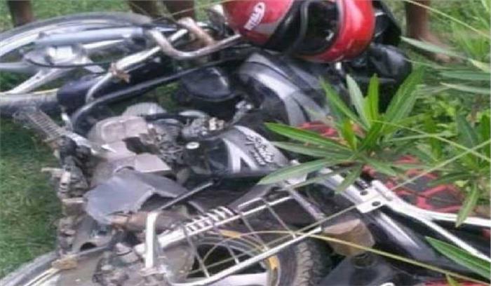 देवरिया :मोटरसाइकिल पेड़ से टकराई, दो की मौत एक घायल देवरिया :मोटरसाइकिल पेड़ से टकराई, दो की मौत एक घायल