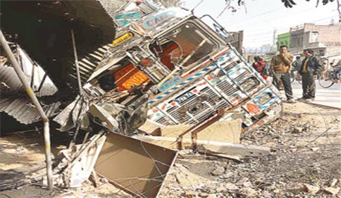 मध्यप्रदेश :ट्रक ढाबे में घुसा, छह की मौत, दो घायल