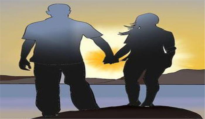 मासूम को दादी की गोद में छोड़ मां प्रेमी संग फरार