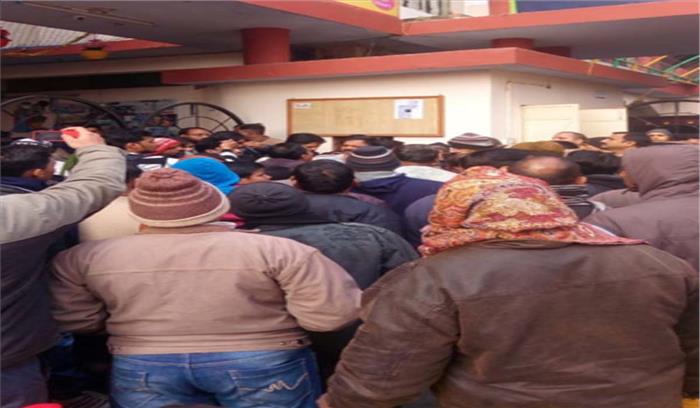 स्कूल प्रबंधन के खिलाफ अभिभावकों ने धरना प्रदर्शन किया