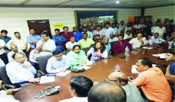 पहले किया निरीक्षण फिर सुनी समस्या, बिल्डर को लगाई फटकार