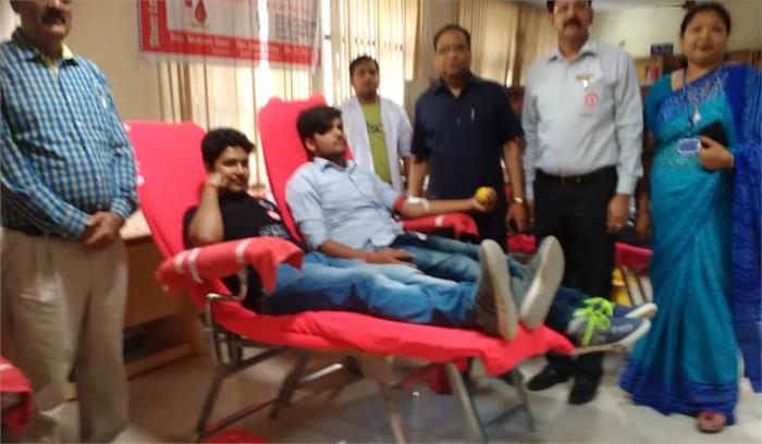 योगी के त्याग व बलिदान से प्रेरित होकर छात्रों ने किया रक्तदान