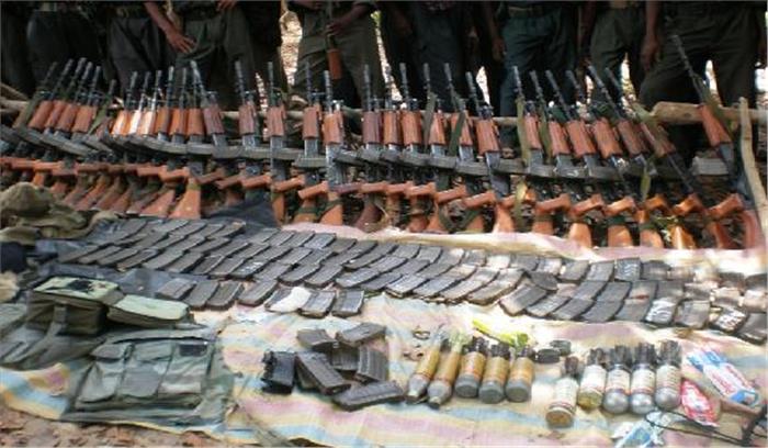 बिहार: सीआरपीएफ ने जंगल से हथियारों का जखीरा बरामद किया