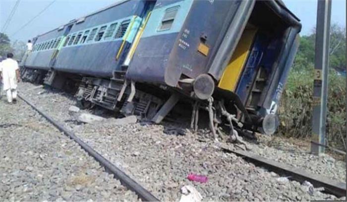  उत्तर प्रदेश :रामपुर में राज्यरानी एक्सप्रेस के 8 डिब्बे पटरी से उतरे, 15 घायल