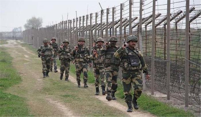 जम्मू कश्मीर : अंतरराष्ट्रीय सीमा पर हजारों लोगों ने पलायन के लिए बोरिया बिस्तर बांधा