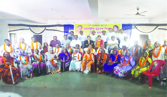 वृद्धजनों का किया गया सम्मान