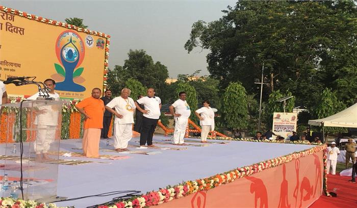 योगी,  राम नाईक और राजनाथ सिंह ने किया लखनऊ में योग 
