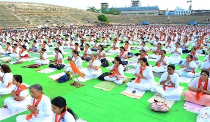 महाराष्ट्र में आम लोगों के साथ सितारों ने भी मनाया अंतर्राष्ट्रीय योग दिवस