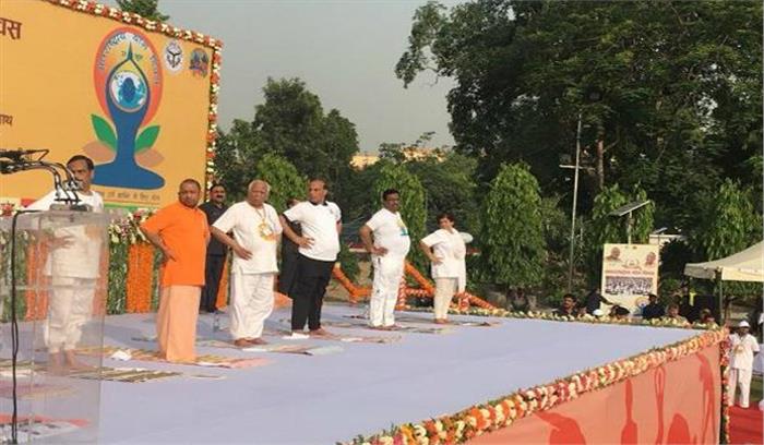 उप्र : योग को लेकर लोगों में दिखा उत्साह, राज्यपाल नाईक, सीएम योगी ने किया योग