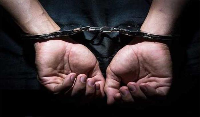 करंट से झुलसे युवक ने की आरोपियों की गिरफ्तारी की मांग