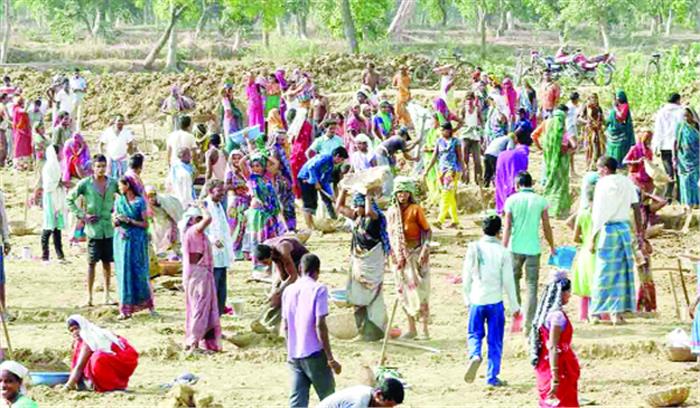 मजदूरों की दशा सुधारने योजनाएं तो अनेक पर लाभ कैसे मिले