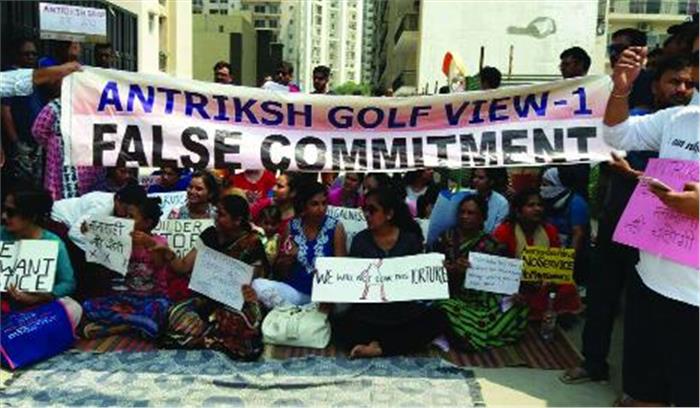 बिल्डर की मनमानी से नाराज लोगों ने किया धरना प्रदर्शन