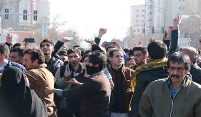 ईरान के कई शहरों में सरकार के खिलाफ विरोध प्रदर्शन