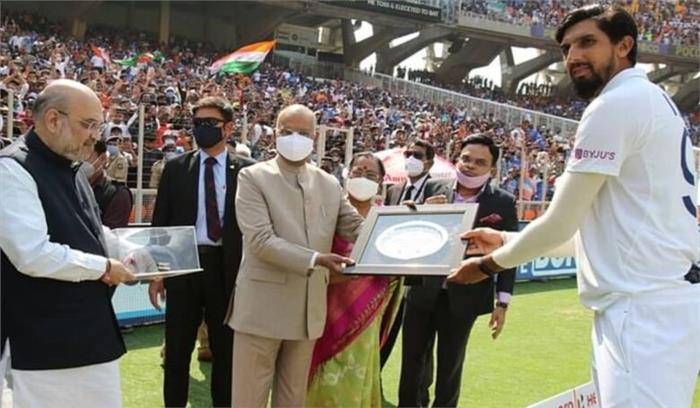 राष्ट्रपति रामनाथ कोविंद ने ईशांत शर्मा को स्पेशल कैप और स्मृति चिन्ह भेंट किया