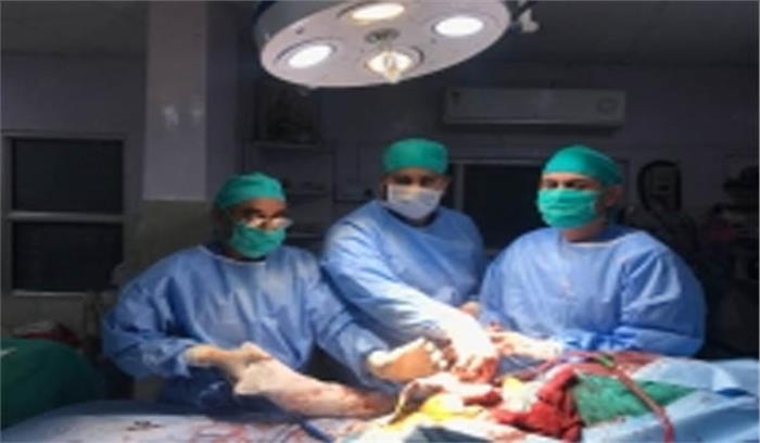 पाकिस्तान के सबसे भारी व्यक्ति को इलाज के लिए अस्पताल ले जाया गया