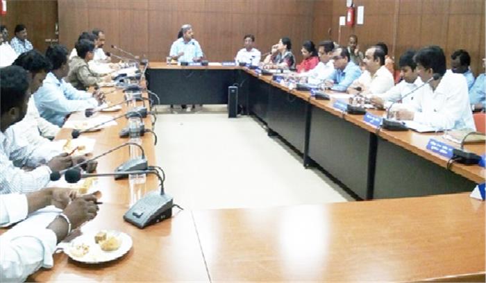 समस्याएं व्यक्तिगत न होकर मुद्दों पर प्रस्तुत होनी चाहिए