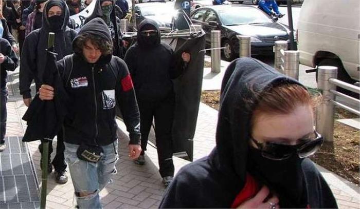 इटली के जेनोआ में नस्लभेद के विरोध में रैली