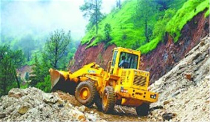 मजदूरों को काम नहीं, डबरी निर्माण जेसीबी मशीन से