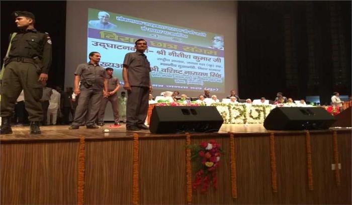 युवक ने नीतीश कुमार के मंच पर फेंकी चप्पल, गिरफ्तार