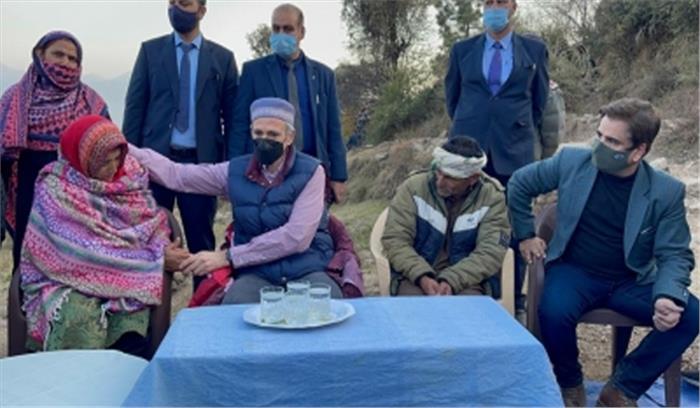 जम्मू-कश्मीर के गूल में आमिर माग्रे के परिवार से मिले उमर अब्दुल्ला जम्मू-कश्मीर के गूल में आमिर माग्रे के परिवार से मिले उमर अब्दुल्ला