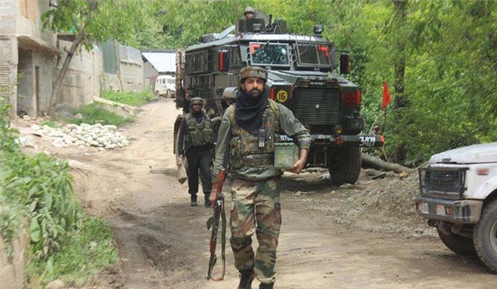 जम्मू एवं कश्मीर के शोपियां में मुठभेड़ जारी, दो जवान घायल