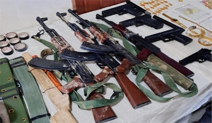 जम्मू-कश्मीर में नकली एके राइफल, पिस्टल के साथ 10 चोर गिरफ्तार