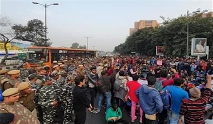 जेएनयू छात्रों पर लाठी चार्ज, राष्ट्रपति भवन की तरफ मार्च नाकाम 