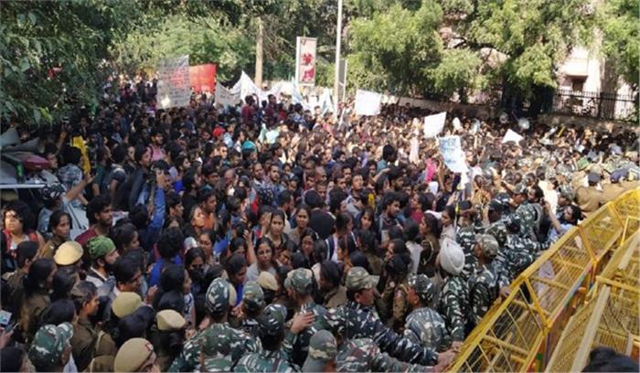 जेएनयू छात्रों का धरना खत्म, मिला मंत्री का आश्वासन