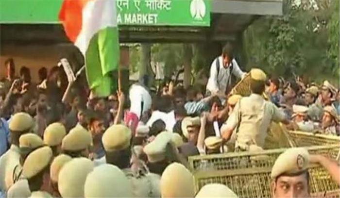 जेएनयू छात्रों का संसद तक मार्च, पुलिस ने किया लाठीचार्ज