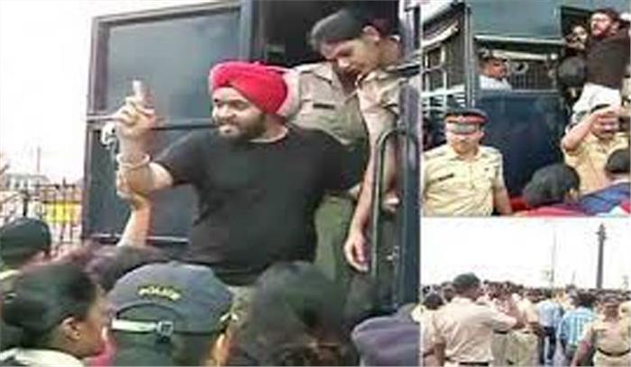 गेटवे ऑफ इंडिया पर प्रदर्शन कर रहे छात्र आजाद मैदान भेजे गये