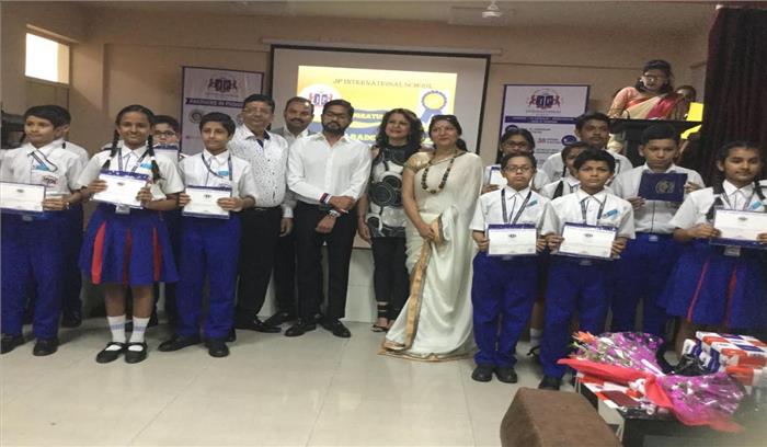 छात्रवृत्ति समारोह में बच्चों को किया गया सम्मानित