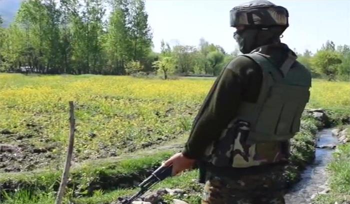 कश्मीर के त्राल में आतंकवादियों के साथ मुठभेड़ में एक जवान घायल