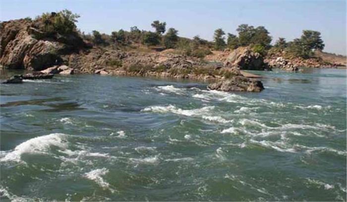 मध्यप्रदेश : नर्मदा नदी में बही एक मासूम बच्ची